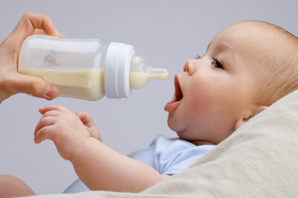 嬰兒喝奶