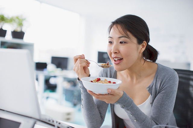 上班族在辦公室吃飯危害大