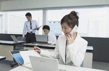 伸伸腰就能解秋乏 白領麗人必學“椅子操”