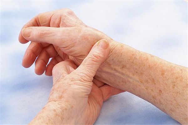 冬季老年人皮膚瘙癢怎麼辦？中醫推薦“內外同治”
