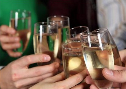 過量飲酒危害大 適量飲酒抗衰老