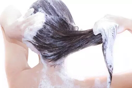 晚上洗頭好不好_晚上洗頭不吹幹有哪些危害