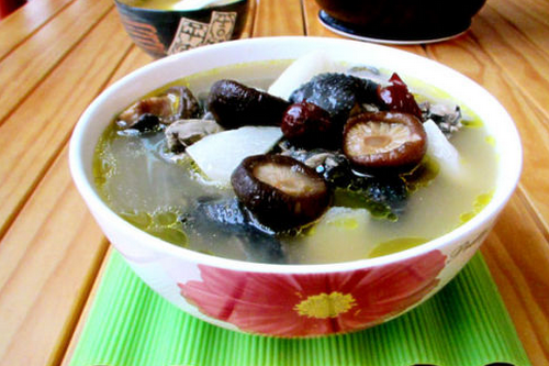 冬季2款滋補養顏的湯飲 推薦紅棗香菇烏雞湯
