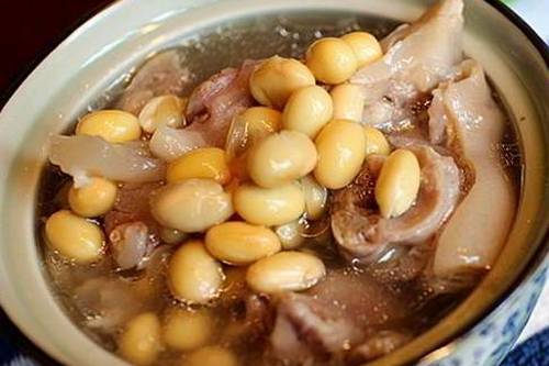 冬季2款滋補養顏的湯飲 推薦豬蹄黃豆湯