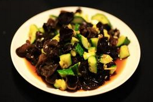 黃瓜拌木耳減肥效果好 晚上吃效果加倍