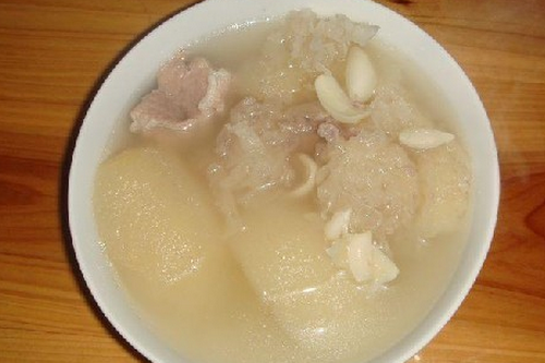 冬季女性滋補的食譜 銀耳雪梨燉瘦肉湯