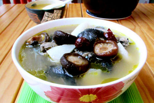 冬季2款滋補養顏湯飲 首推紅棗香菇烏雞