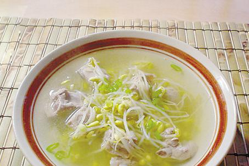 喝排骨豆芽湯排毒 春季最佳選擇