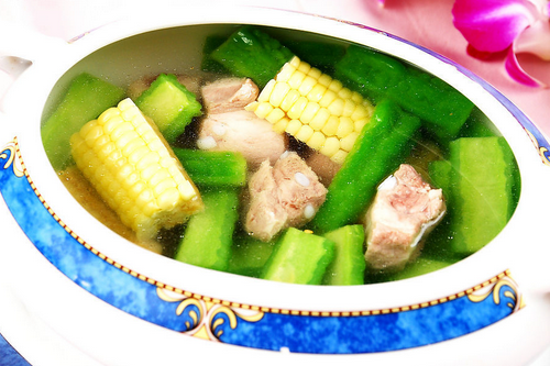 夏季清腸排毒去口氣 試試苦瓜玉米排骨湯 夏季清腸排毒去口氣 試試苦瓜玉米排骨湯