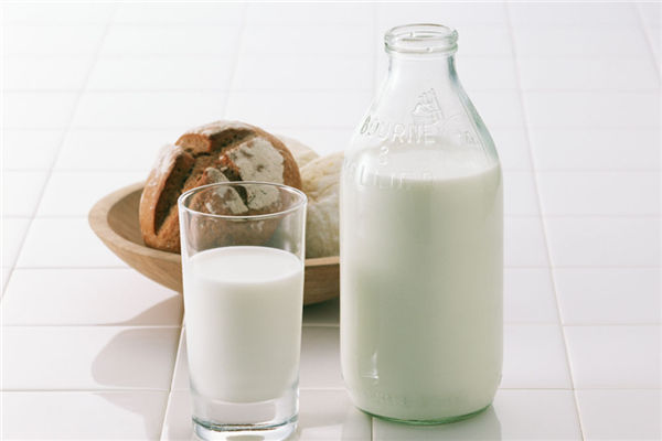 牛奶總是“被黑” 關於牛奶的6個謠言你信過幾個