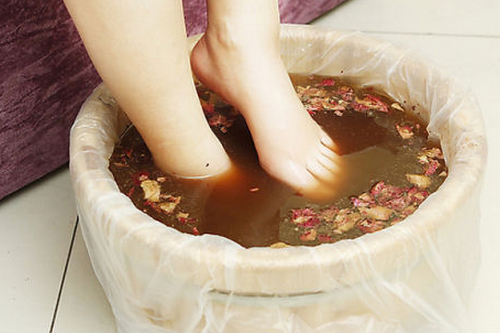 簡單的冬季泡腳驅寒藥方 花椒水泡腳