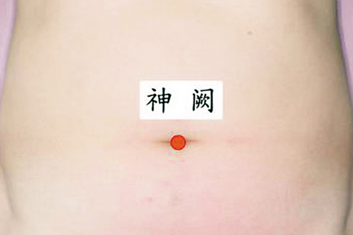 秋季驅寒養生的方法 按壓神闕穴