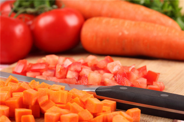 傳胡蘿卜吃多會致維生素A中毒？真or假？