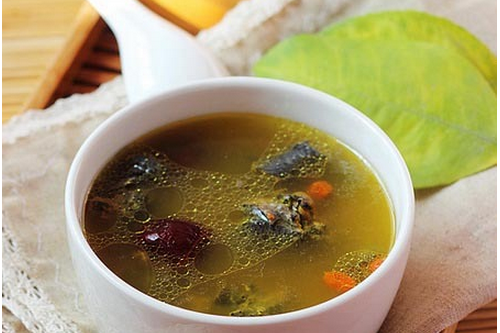 秋冬換季滋補食物 烏雞棗杞湯