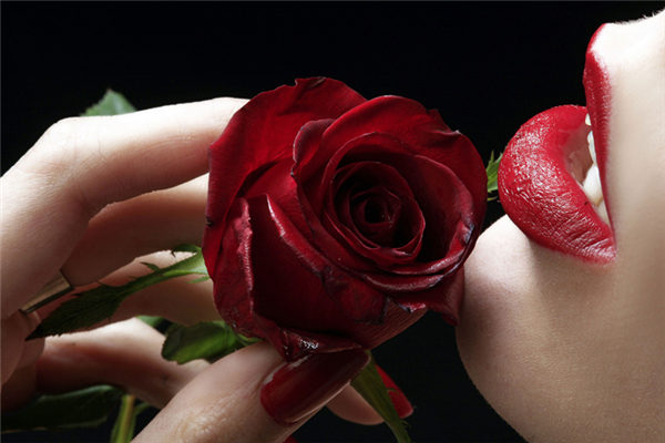 情人節收到的玫瑰隻能插花？一枚吃貨用來熬成玫瑰花醬