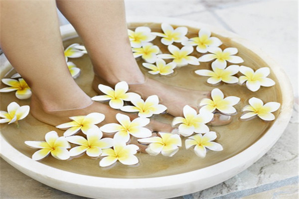 秋季經常泡腳可治療失眠