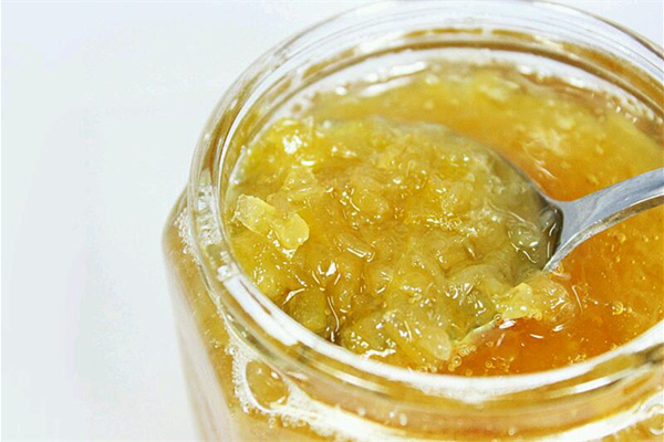 春季滋潤去燥喝什麼_喝蜂蜜柚子茶的功效 蜂蜜柚子茶