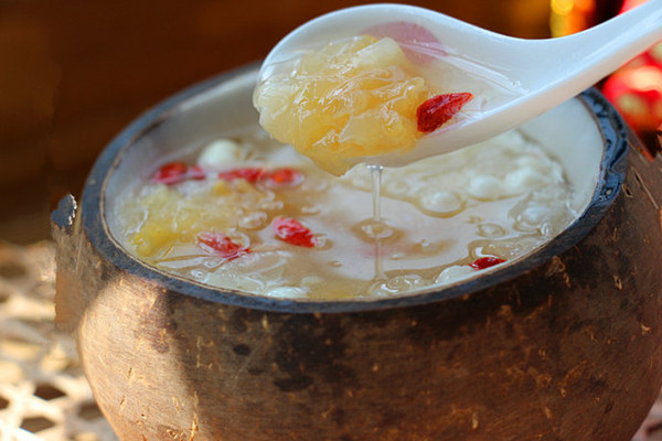 椰汁銀耳羹怎麼做_椰子_銀耳的功效與作用 椰汁銀耳羹