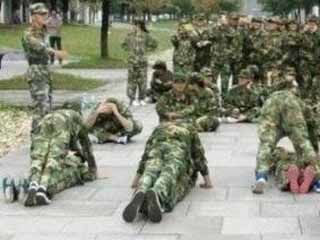 男上女下俯臥撐 軍訓中的奇葩事