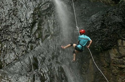 溪降運動裝備與技術