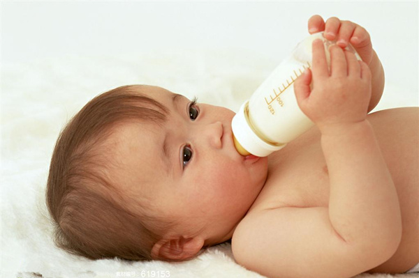 寶寶喝奶