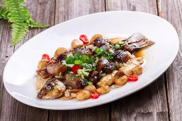 大蒜魚幹炒鯇魚腩