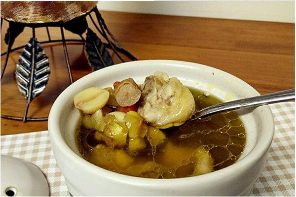 板栗山藥烏雞湯 滋補治失眠