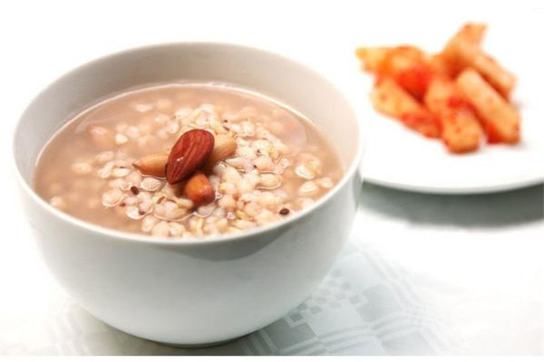 板栗山藥烏雞湯 滋補治失眠