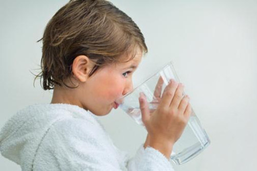 孩子多喝水可提高免疫力
