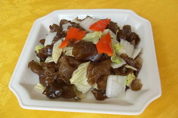 黑木耳炒大白菜的功效_黑木耳_大白菜的營養功效 黑木耳炒大白菜