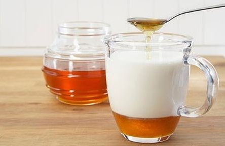 牛奶蜂蜜可以一起喝嗎_牛奶蜂蜜一起喝有什麼功效