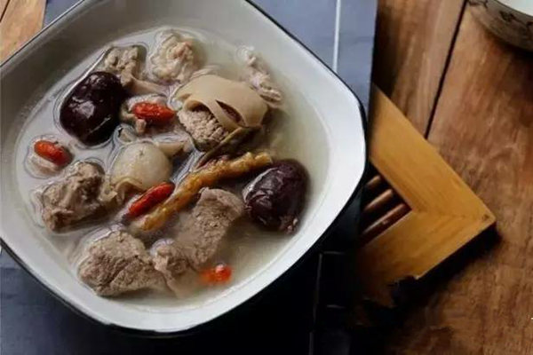 圓肉黃芪羊肉湯的做法_圓肉黃芪羊肉湯的營養_小寒喝什麼好 圓肉黃芪羊肉湯