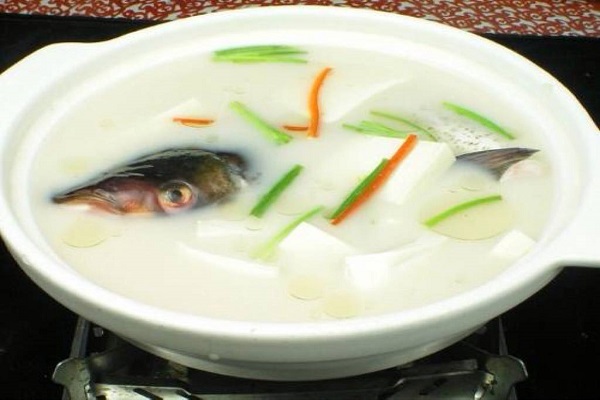 鰱魚燉豆腐_鰱魚燉豆腐的做法_鰱魚燉豆腐的傢常做法 鰱魚燉豆腐的做法