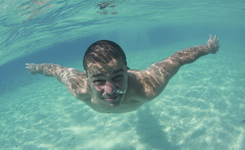 細數泳池中哪些有趣的遊泳姿勢