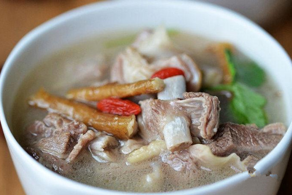 黃芪薑片羊肉湯的燉法_黃芪_羊肉的營養功效 黃芪薑片羊肉湯