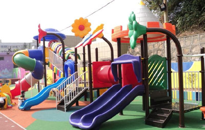 小孩玩滑梯的註意安全