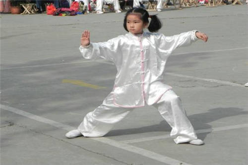 小孩練習太極,