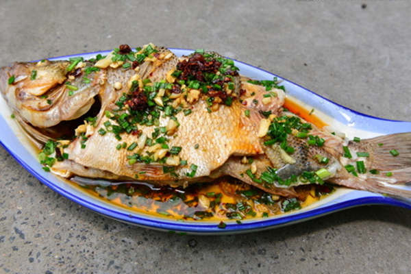 蔥油蒸鱸魚