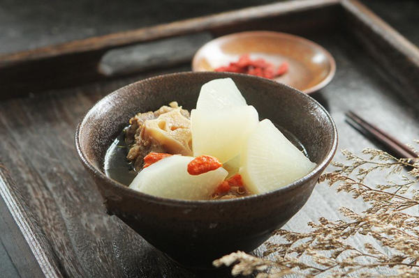 白蘿卜煲牛尾湯_白蘿卜煲牛尾湯的做法_吃什麼強筋骨 白蘿卜煲牛尾湯