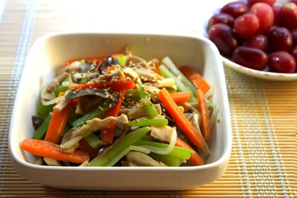 雞絲芹菜沙拉怎麼做_芹菜_雞肉的功效 雞絲芹菜沙拉