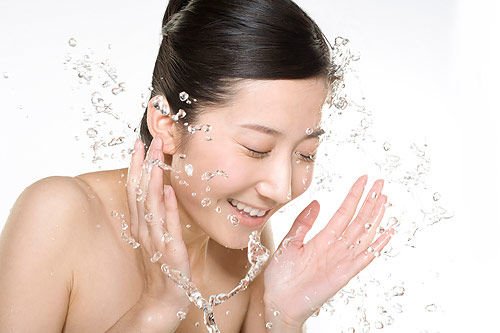 鹽水洗臉的好處 提亮膚色消除雙下巴