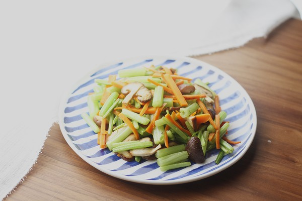 芹菜炒香菇