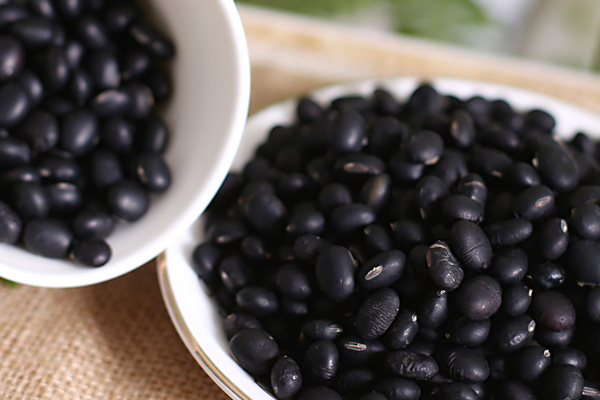 黑豆團魚煲怎麼做_營養價值_適合什麼人吃 黑豆