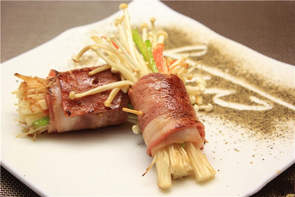 美味難當做法簡易 培根金針菇卷等你