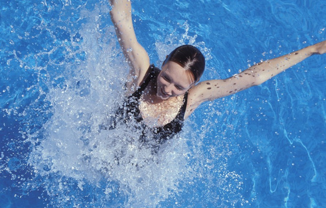 遊泳是夏天最好的減肥方法