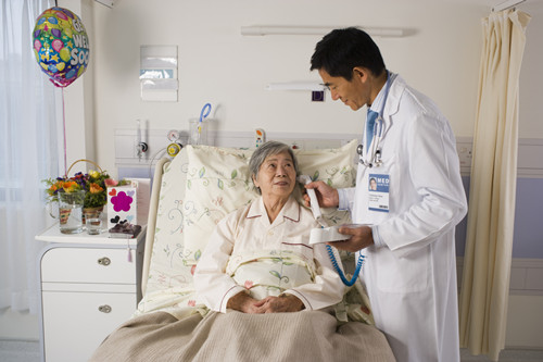 老人治療膽結石 應盡快手術