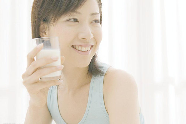 喝牛奶的女人