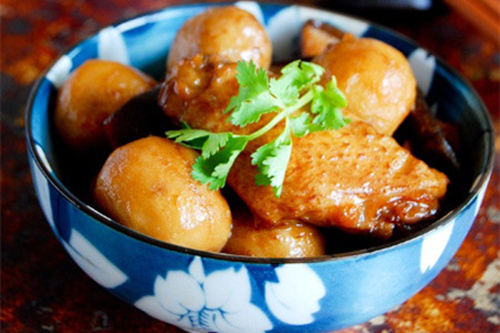 小芋頭燒雞翅的做法_芋頭的營養功效_雞翅的功效作用 小芋頭燒雞翅
