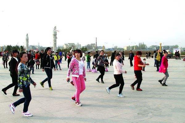 老人學跳廣場舞 有利於調養視網膜脫落