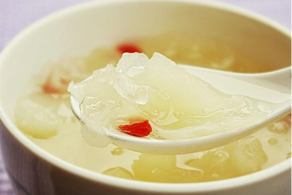 秋燥嗓子難受不用怕 潤肺止咳銀耳雪梨粥